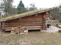 Die Wanderschutzhütte als Rundstammhaus im fertigen Zustand mit Gründach