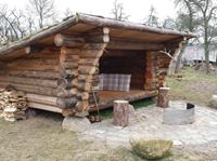 Die Wanderschutzhütte als Rundstammhaus im fertigen Zustand mit Gründach